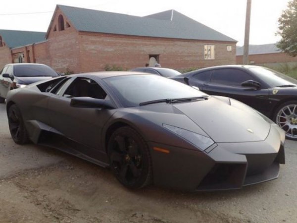 Най-необичайната кола в колекцията на политика е този роудстър. Цената му е над 1 милион евро. От този автомобил са произведени само 20 бройки. Оборудван е 6.5-литров V12 двигател с мощност от 640 коня. Ускорението от място до 100 км/ч става за 3,4 сек, а максималната скорост е 356 км/ч.